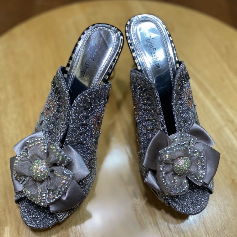 Chic Women's Gray Slippers with Floral Accents